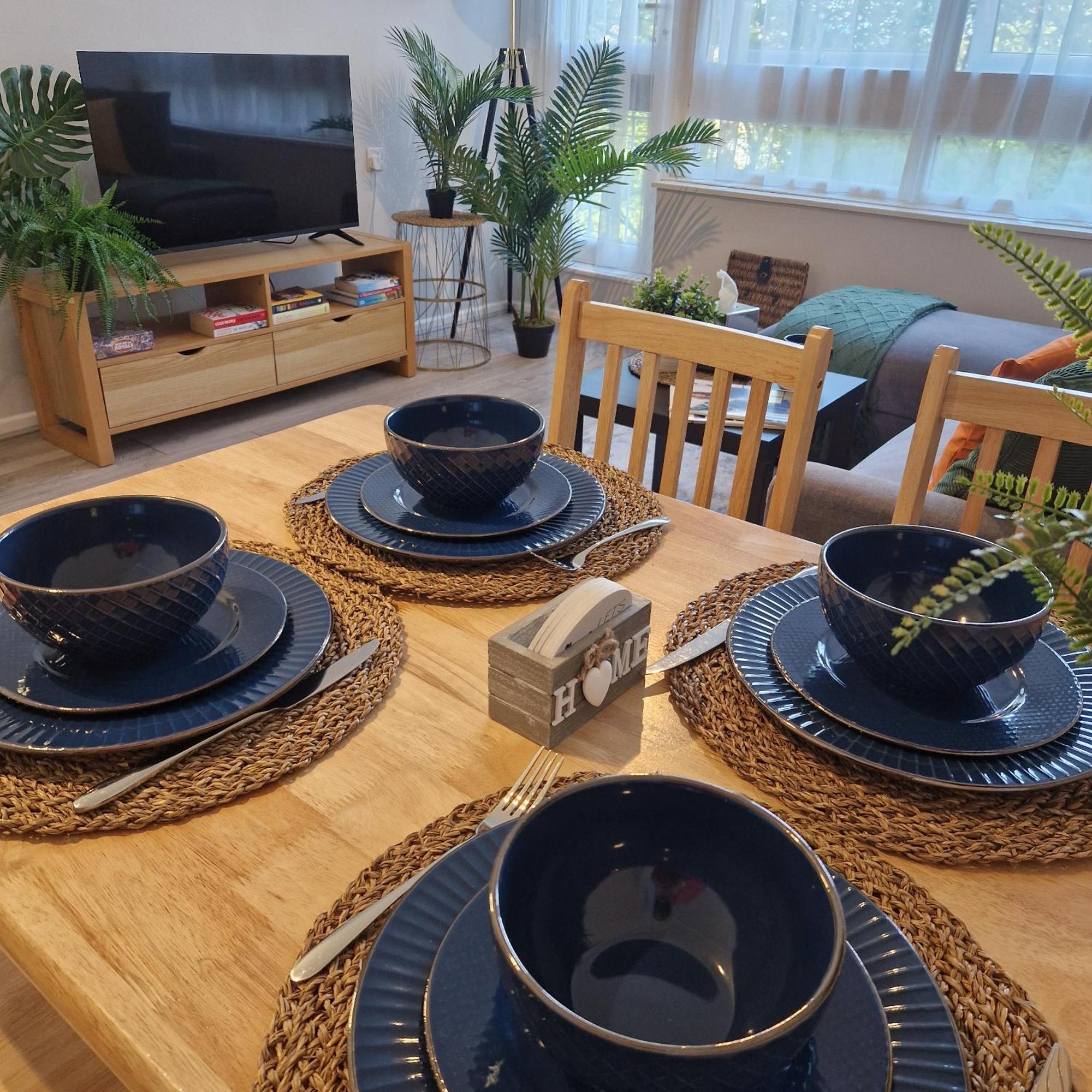 New, Refurbished Modern & Spacious 1 Bed Flat Westfield Shepherd's Bush Free Wi-fi Super King Bed Apartment *