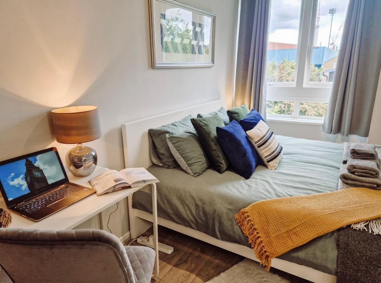 New, Refurbished Modern & Spacious 1 Bed Flat Westfield Shepherd's Bush Free Wi-fi Super King Bed Apartment